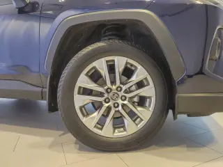Toyota RAV4 2025 AWD XLE Premium 4dr SUV