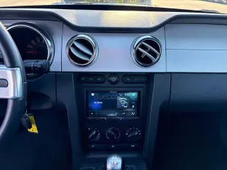 Ford Mustang 2006 GT Deluxe 2dr Fastback