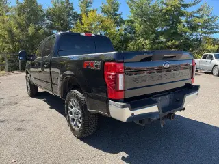 Ford F-250 Super Duty 2022 4x4 Lariat Crew Cab de 4 puertas y batea de 6.8 pies