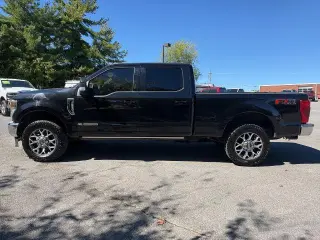 Ford F-250 Super Duty 2022 4x4 Lariat Crew Cab de 4 puertas y batea de 6.8 pies
