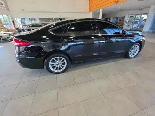 Sedán Ford Fusion 2020 SE de 4 puertas