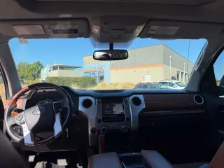 Toyota Tundra 2017 4x4 Edición 1794 4p CrewMax Camioneta CAB SB (5.7L V8)