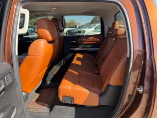 Toyota Tundra 2017 4x4 Edición 1794 4p CrewMax Camioneta CAB SB (5.7L V8)