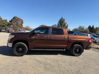 Toyota Tundra 2017 4x4 Edición 1794 4p CrewMax Camioneta CAB SB (5.7L V8)