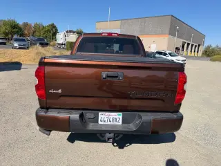 Toyota Tundra 2017 4x4 Edición 1794 4p CrewMax Camioneta CAB SB (5.7L V8)