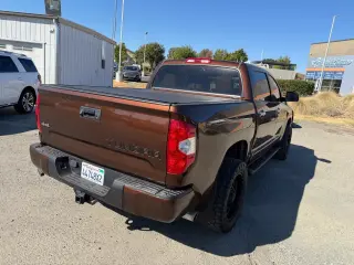 Toyota Tundra 2017 4x4 Edición 1794 4p CrewMax Camioneta CAB SB (5.7L V8)