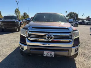 Toyota Tundra 2017 4x4 Edición 1794 4p CrewMax Camioneta CAB SB (5.7L V8)