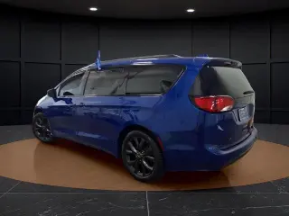 Chrysler Pacifica 2018 Limited 4dr Mini-Van