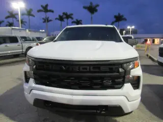 Chevrolet Silverado 1500 2026 4x2 Custom 4 puertas Crew Cab 1.77 m