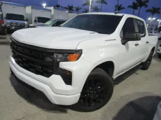 Chevrolet Silverado 1500 2026 4x2 Custom 4 puertas Crew Cab 1.77 m