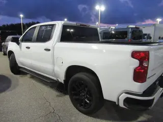 Chevrolet Silverado 1500 2026 4x2 Custom 4 puertas Crew Cab 1.77 m