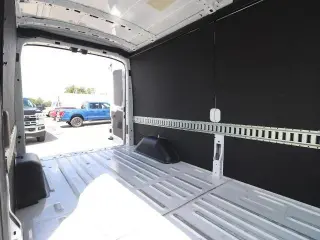 Ford Transit 2025 250 3dr LWB Techo Medio Furgón de Carga