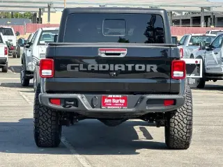 Jeep Gladiator 2023 4x4 Sport 4dr Crew Cab 5.0 ft. SB