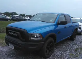 Ram 1500 Classic 2024 4x2 Warlock 4dr Crew Cab pickup con cama de 5.5 pies
