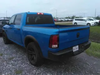 Ram 1500 Classic 2024 4x2 Warlock 4dr Crew Cab pickup con cama de 5.5 pies