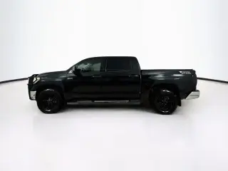 Toyota Tundra 2018 4x4 SR5 4dr CrewMax Cab Pickup SB (5.7L V8 FFV)