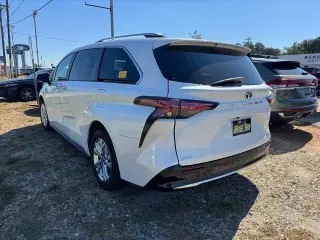 Toyota Sienna AWD Platinum 2022, minivan de 4 puertas y 7 plazas