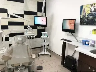 DENTISTA FAMILIAR Y COSMÉTICO