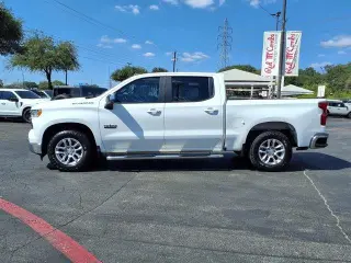Chevrolet Silverado 1500 2023 4x2 LT 4dr Cab con motor de 5.8 ft. SB