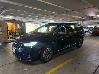 Chrysler Pacifica Plug-In Hybrid 2023 Limited 4dr Mini-Van