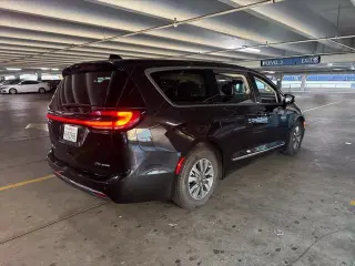 Chrysler Pacifica Plug-In Hybrid 2023 Limited 4dr Mini-Van