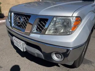 Nissan Frontier 2009 4x2 LE Crew Cab Short Bed 4dr 5A