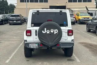 Jeep Wrangler Unlimited 2018 4x4 Sahara 4dr SUV (lanzamiento a mitad de año)