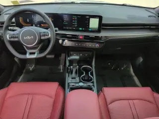 Sedán Kia K5 2026 GT-Line tracción total de 4 puertas