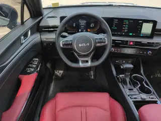 Sedán Kia K5 2026 GT-Line tracción total de 4 puertas