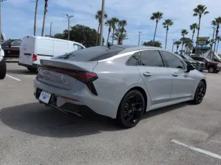 Sedán Kia K5 2026 GT-Line tracción total de 4 puertas