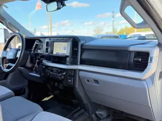 Ford F-350 Super Duty 2023 4x4 XLT 4dr Crew Cab 8 ft. LB SRW Pickup
