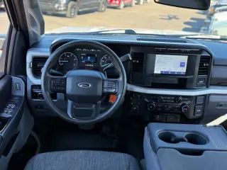 Ford F-350 Super Duty 2023 4x4 XLT 4dr Crew Cab 8 ft. LB SRW Pickup