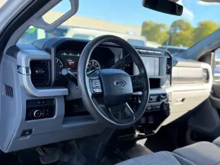Ford F-350 Super Duty 2023 4x4 XLT 4dr Crew Cab 8 ft. LB SRW Pickup