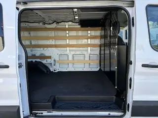 Ford Transit 2025 250 3 puertas SWB techo bajo furgón de carga