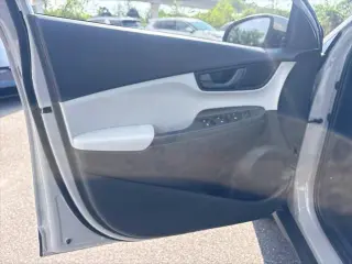 Hyundai KONA 2023 SEL crossover de 4 puertas