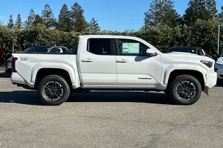 Toyota Tacoma 2024 4x4 TRD Sport 4dr Double Cab 5.0 ft SB 8A