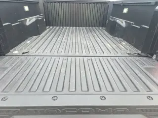 Toyota Tacoma 2025 4x2 SR5 4 puertas Doble Cabina 5.0 ft SB