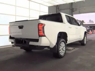 Toyota Tacoma 2025 4x2 SR5 4 puertas Doble Cabina 5.0 ft SB