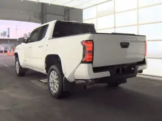Toyota Tacoma 2025 4x2 SR5 4 puertas Doble Cabina 5.0 ft SB