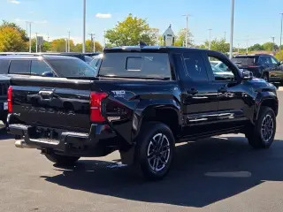 Toyota Tacoma 2024 4x4 SR5 4dr Double Cab 5.0 ft SB