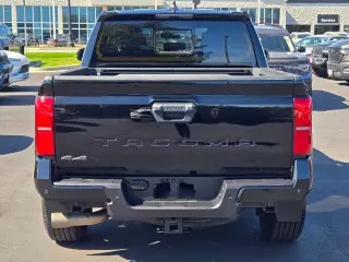 Toyota Tacoma 2024 4x4 SR5 4dr Double Cab 5.0 ft SB