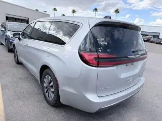 Chrysler Pacifica Plug-In Hybrid 2024 Select 4dr Mini-Van