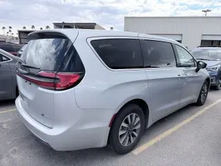 Chrysler Pacifica Plug-In Hybrid 2024 Select 4dr Mini-Van