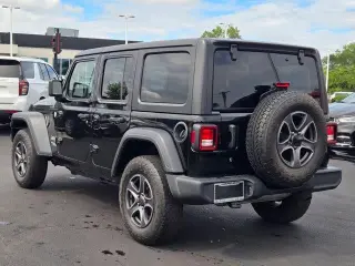 Jeep Wrangler Unlimited 2018 4x4 Deportivo 4dr SUV (lanzamiento a mitad de año)