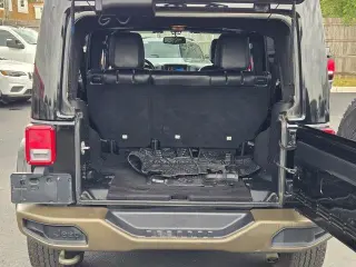 Jeep Wrangler Unlimited 2017 4x4 Sahara 4dr SUV