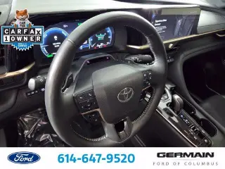 Sedán Toyota Crown 2024 AWD Platinum de 4 puertas