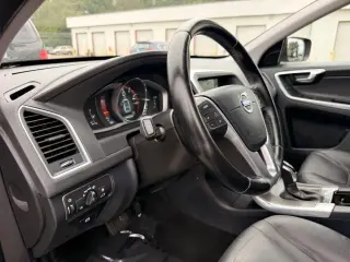 Volvo XC60 2015 AWD T5 Premier 4dr SUV (lanzamiento a mitad de año)