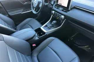 Toyota RAV4 2025 AWD XLE Premium 4dr SUV