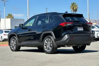 Toyota RAV4 2025 AWD XLE Premium 4dr SUV