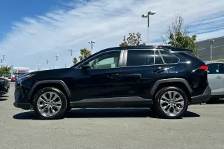 Toyota RAV4 2025 AWD XLE Premium 4dr SUV